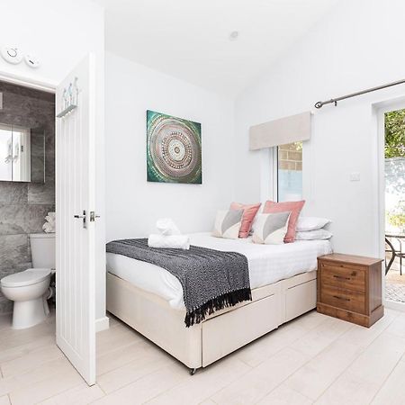 New, Stylish Studio Flat With Private Patio And Free On-Street Parking Check Out At 11Am Bournemouth Esterno foto