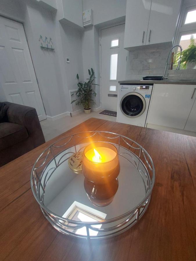 New, Stylish Studio Flat With Private Patio And Free On-Street Parking Check Out At 11Am Bournemouth Esterno foto