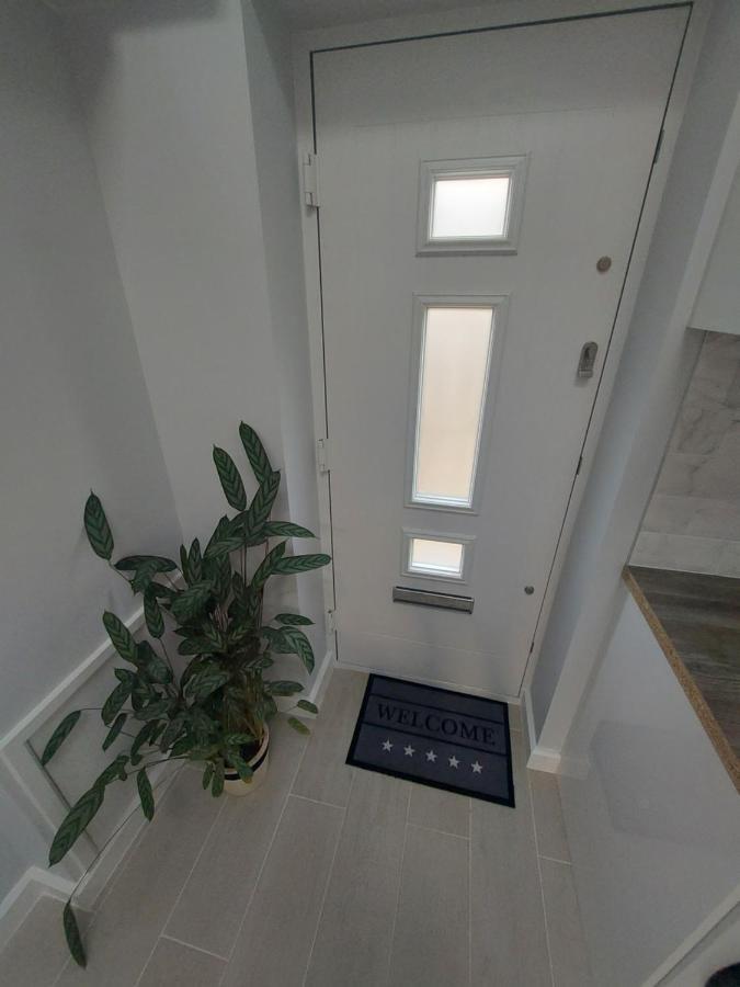 New, Stylish Studio Flat With Private Patio And Free On-Street Parking Check Out At 11Am Bournemouth Esterno foto