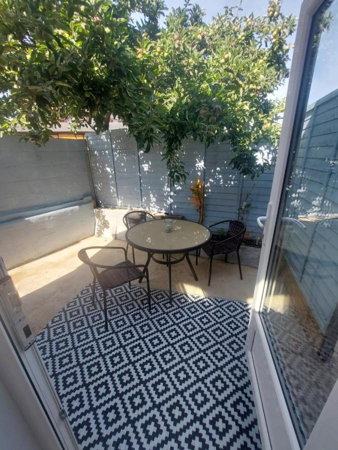 New, Stylish Studio Flat With Private Patio And Free On-Street Parking Check Out At 11Am Bournemouth Esterno foto