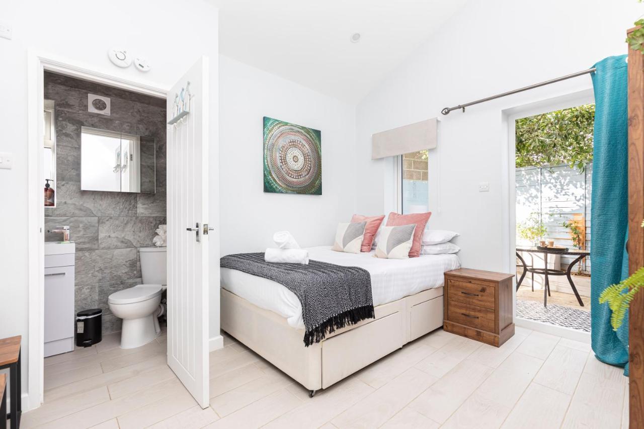 New, Stylish Studio Flat With Private Patio And Free On-Street Parking Check Out At 11Am Bournemouth Esterno foto