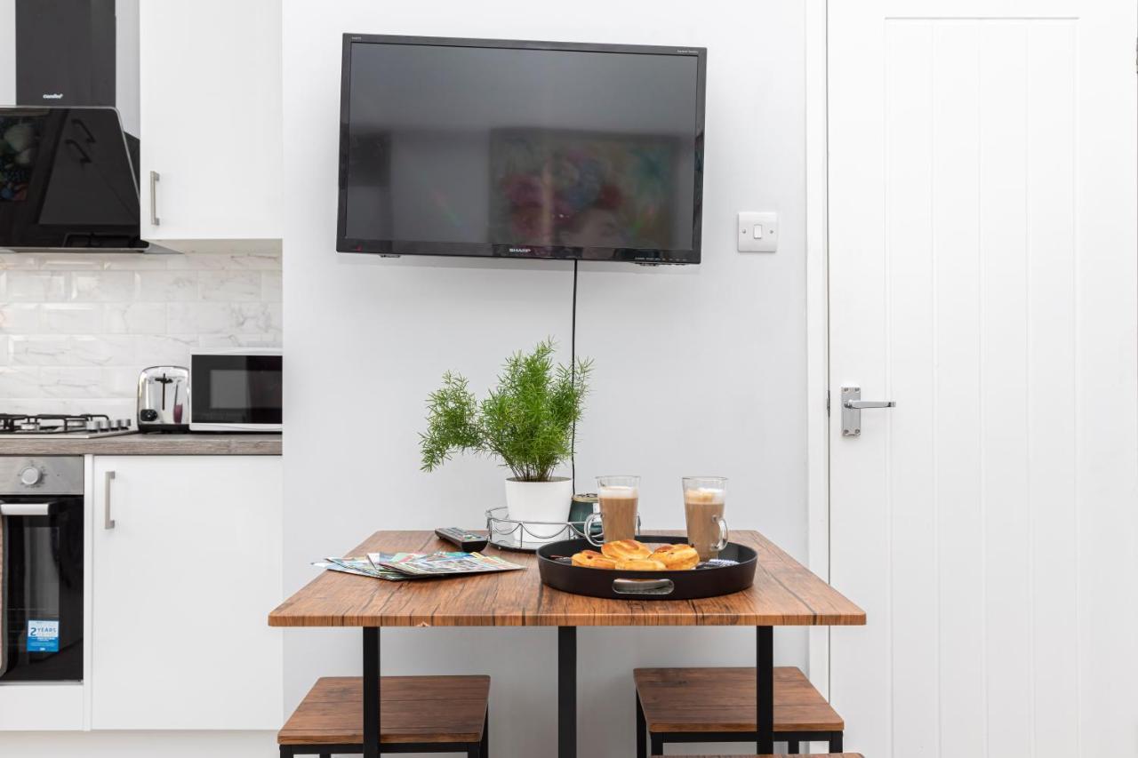 New, Stylish Studio Flat With Private Patio And Free On-Street Parking Check Out At 11Am Bournemouth Esterno foto