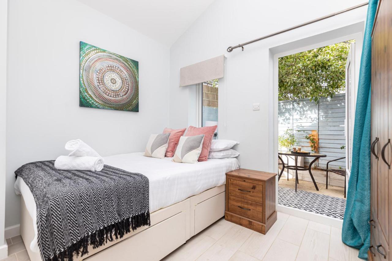 New, Stylish Studio Flat With Private Patio And Free On-Street Parking Check Out At 11Am Bournemouth Esterno foto