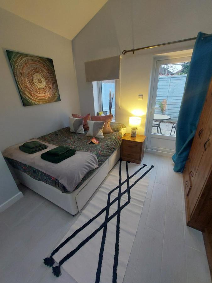 New, Stylish Studio Flat With Private Patio And Free On-Street Parking Check Out At 11Am Bournemouth Esterno foto