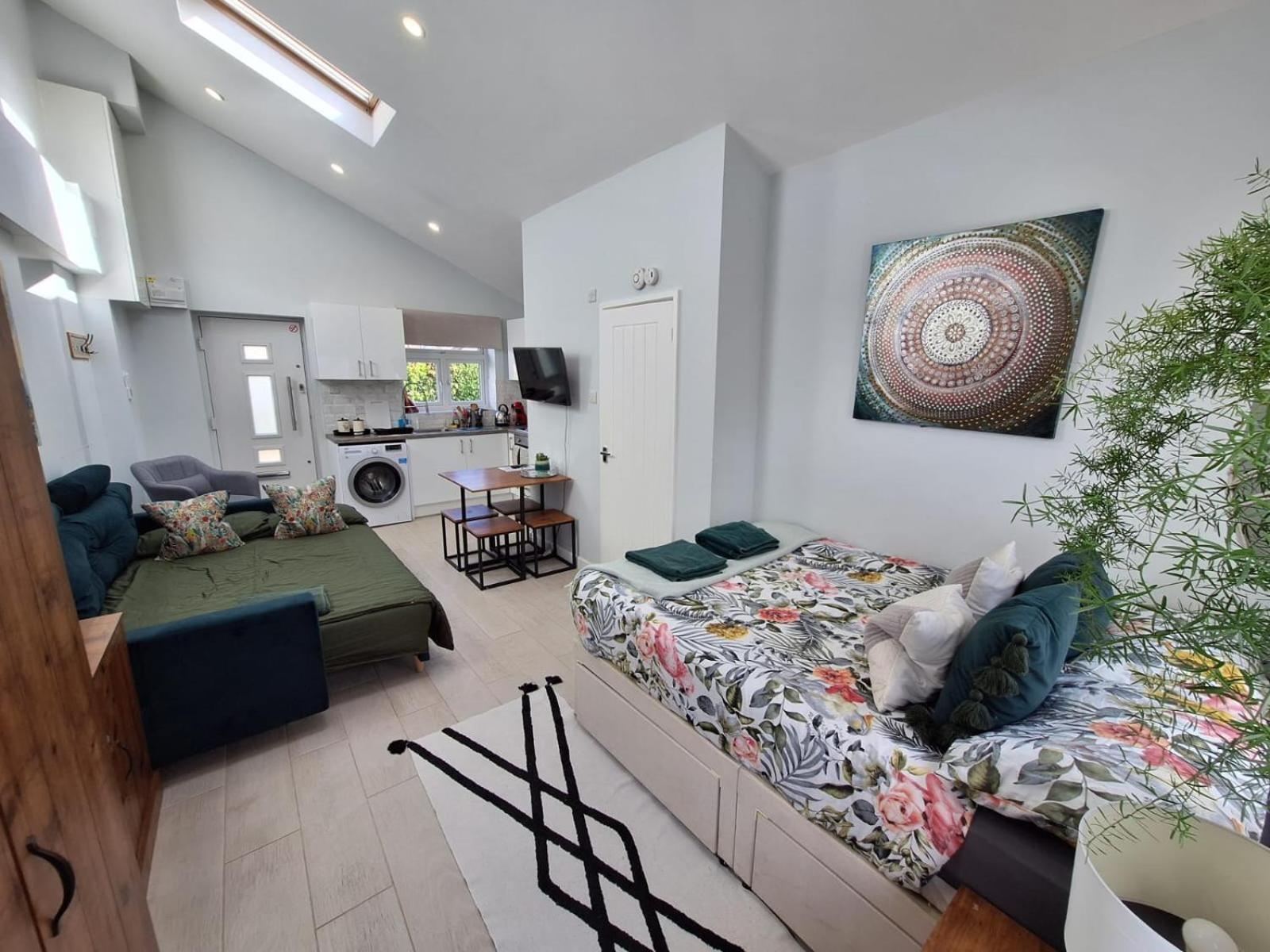 New, Stylish Studio Flat With Private Patio And Free On-Street Parking Check Out At 11Am Bournemouth Esterno foto
