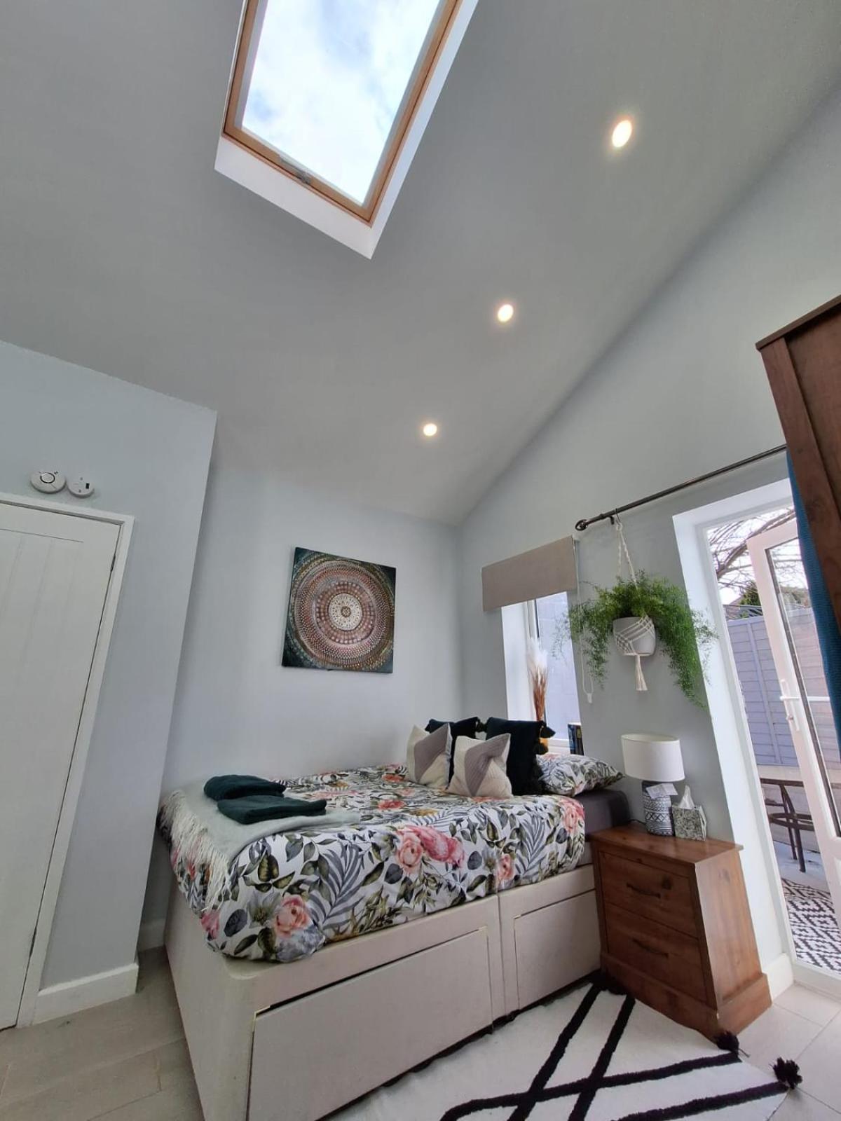 New, Stylish Studio Flat With Private Patio And Free On-Street Parking Check Out At 11Am Bournemouth Esterno foto