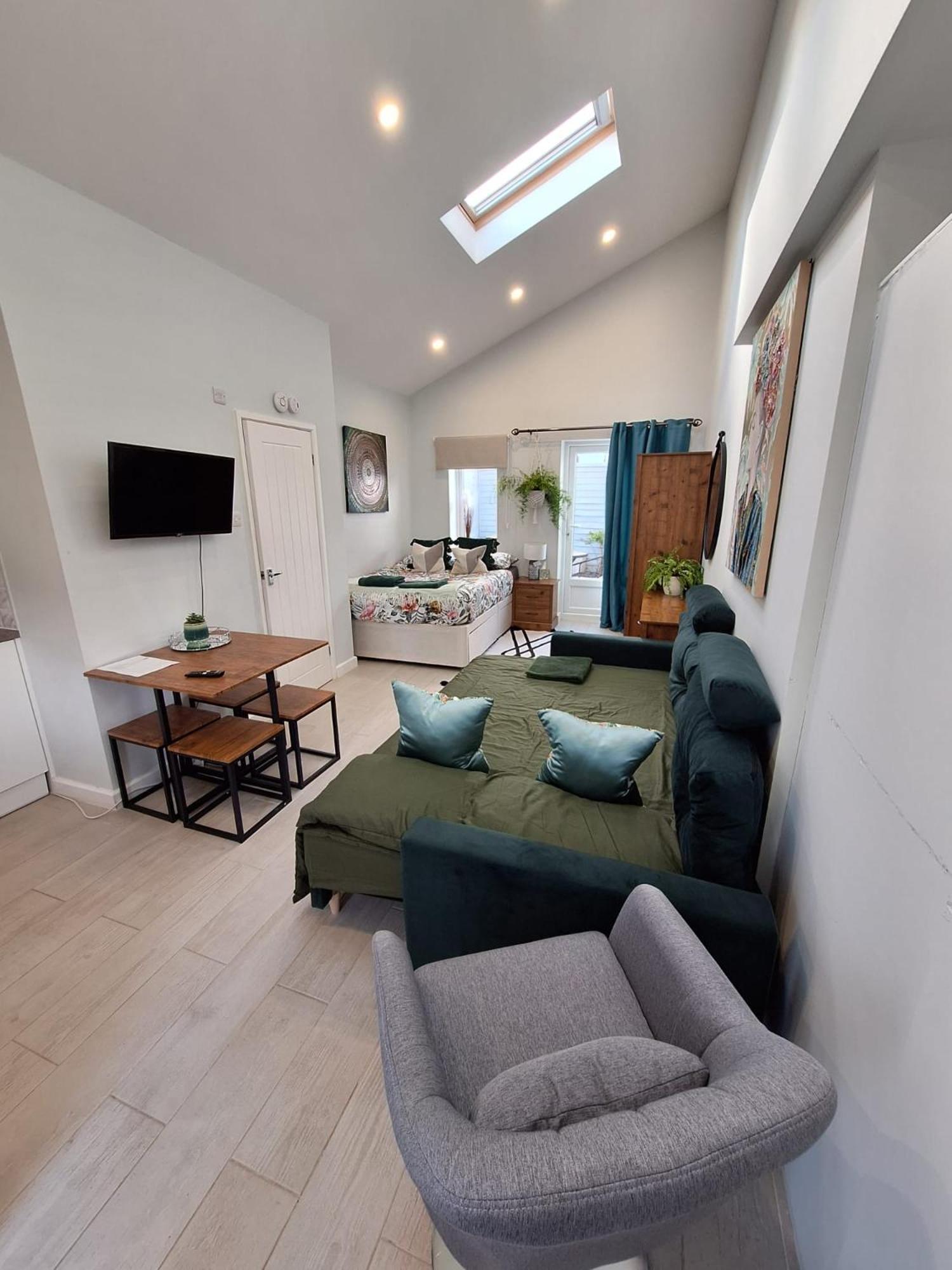 New, Stylish Studio Flat With Private Patio And Free On-Street Parking Check Out At 11Am Bournemouth Esterno foto