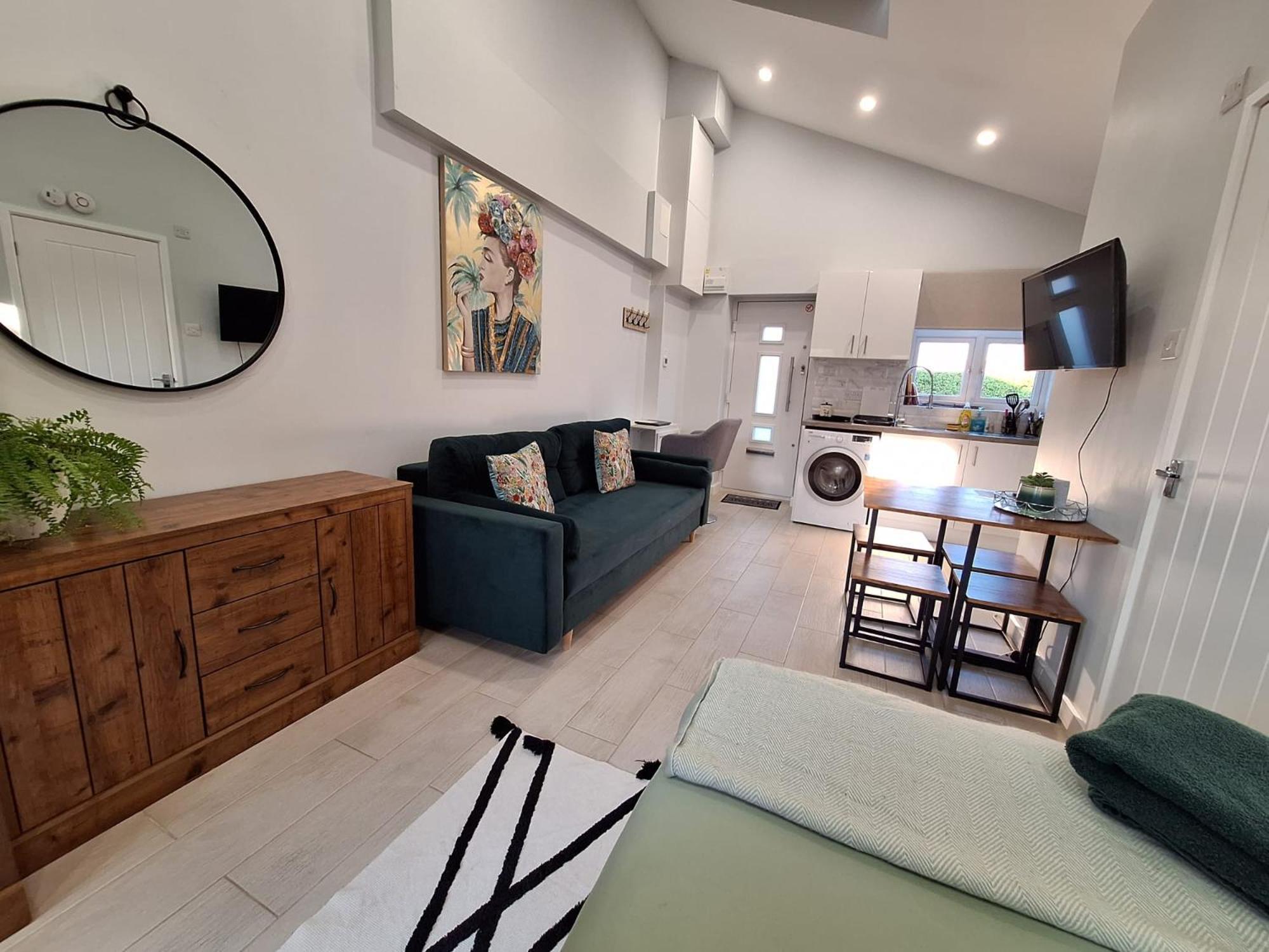 New, Stylish Studio Flat With Private Patio And Free On-Street Parking Check Out At 11Am Bournemouth Esterno foto