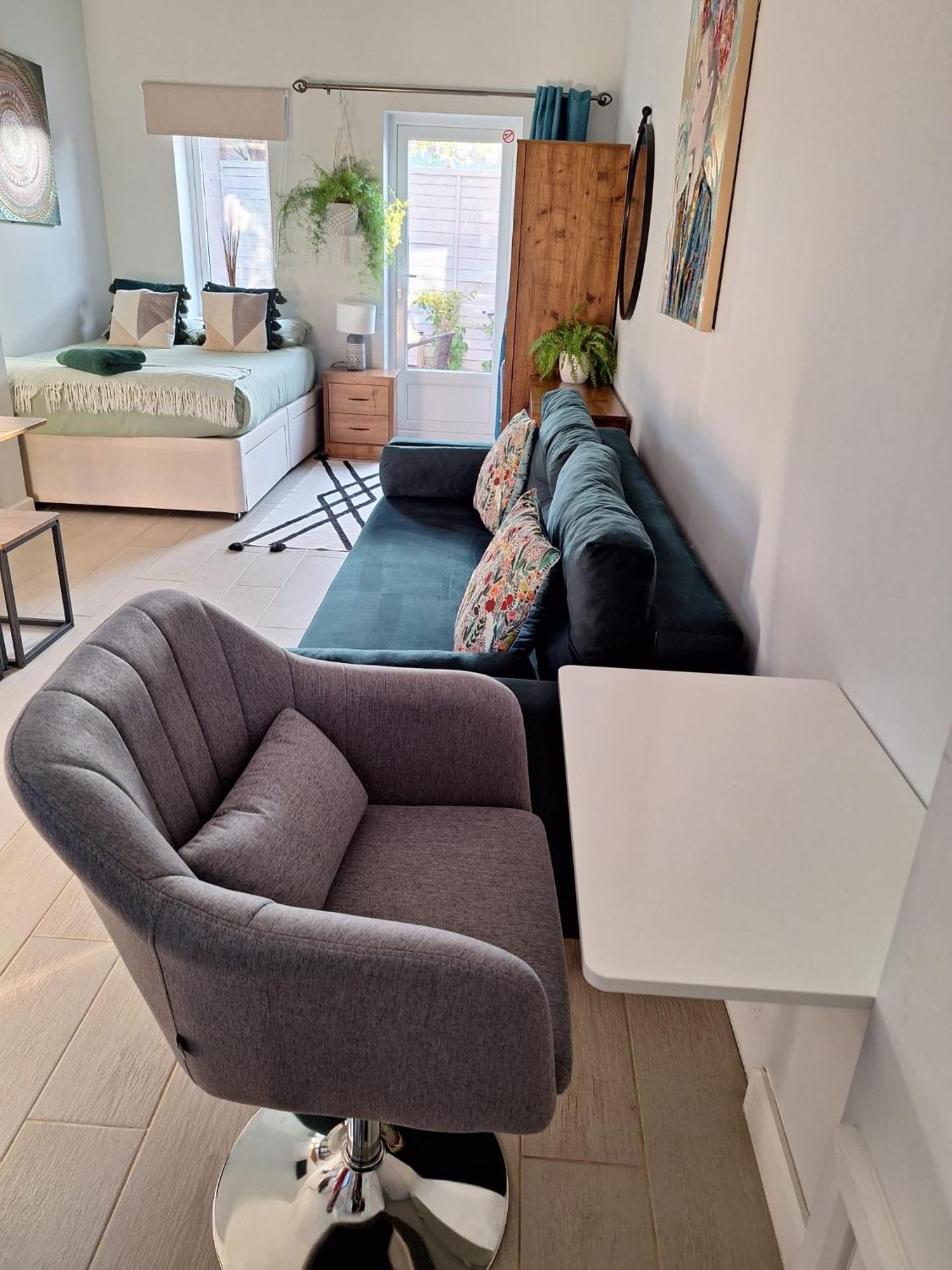 New, Stylish Studio Flat With Private Patio And Free On-Street Parking Check Out At 11Am Bournemouth Esterno foto
